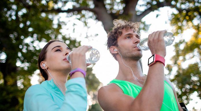 ¿Es más saludable beber agua del grifo o agua embotellada?
