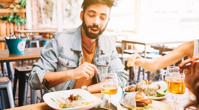 Comer saludable fuera de casa: las claves y las diferentes opciones en un restaurante